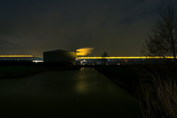 在晚上照亮和加热的温室图片下载