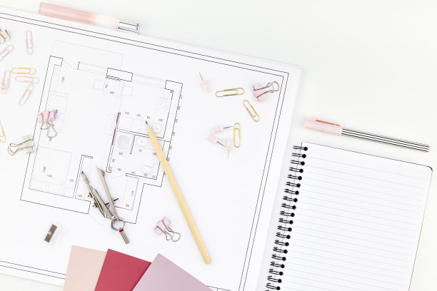 室内设计师桌子工作场所与房子的计划图片下载