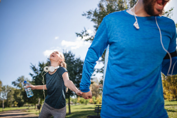男朋友支持和激励他的女朋友完成跑步图片下载