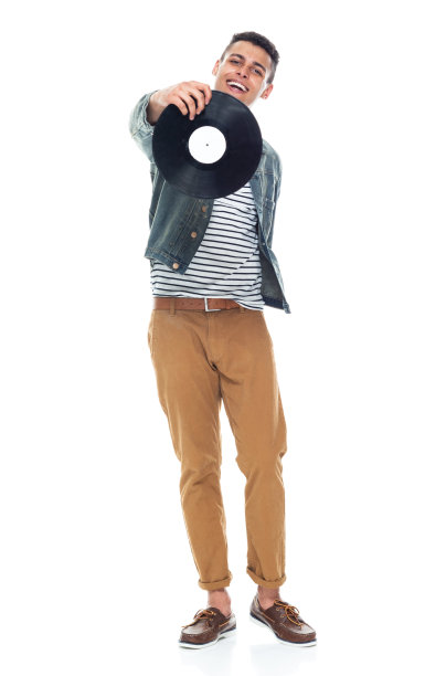 非洲裔男性穿着牛仔夹克站着并保持着记录图片下载