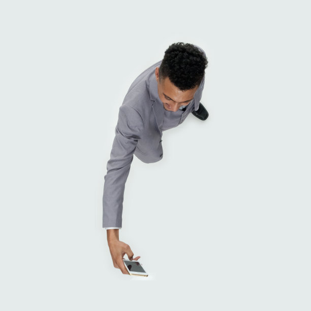 非洲裔年轻男性商务人士，穿着商务服装，使用手机图片下载