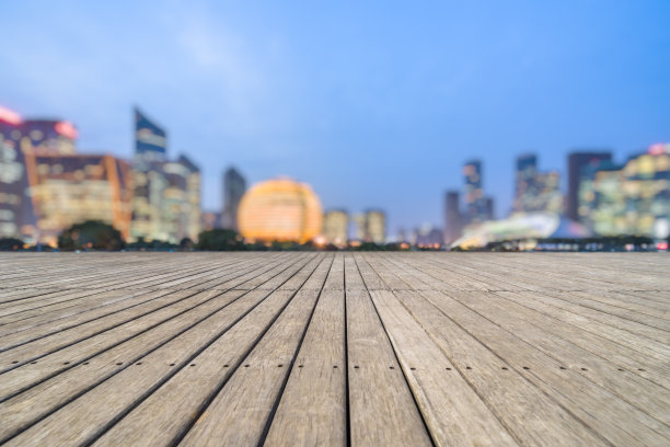 空旷的木制步道前面的现代建筑图片下载