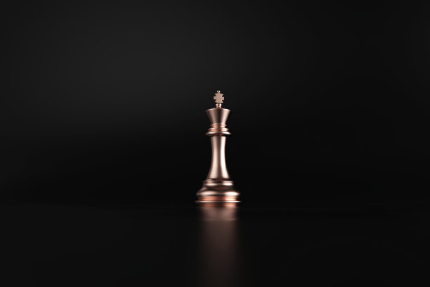 青铜国际象棋棋子，棋盘上的孤单国王照片图片下载