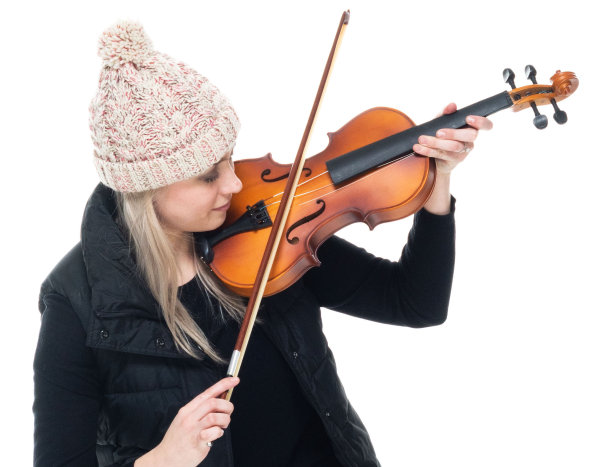 白人女小提琴手蹲着，穿着裤子，拿着小提琴图片下载