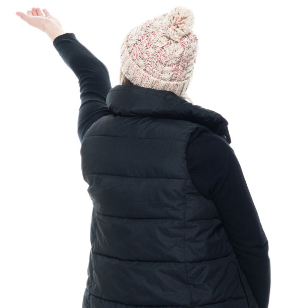 白人女主持人穿着夹克蹲着图片下载