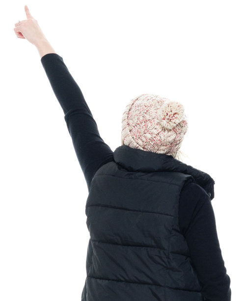 白人女主持人蹲戴针织帽图片下载