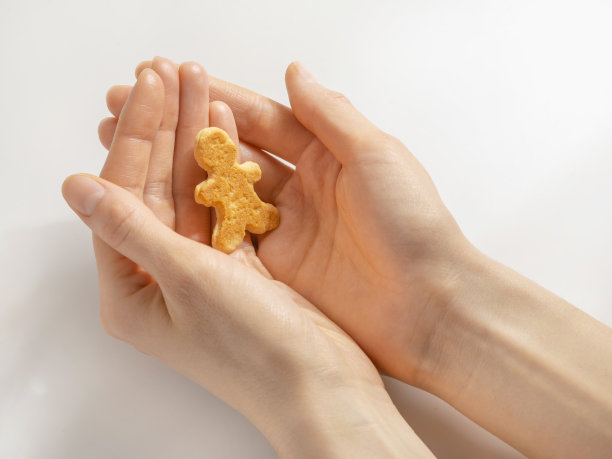 姜饼男在女人手里图片下载