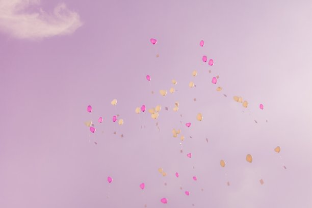 心中爱的气球带着祝福飞上粉红色的天空图片下载