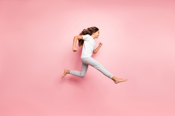 全身的身体尺寸照片开朗积极的赤足有抱负的女孩在匆忙中穿着t恤裤子向前走侧廓孤立柔和的颜色背景图片下载