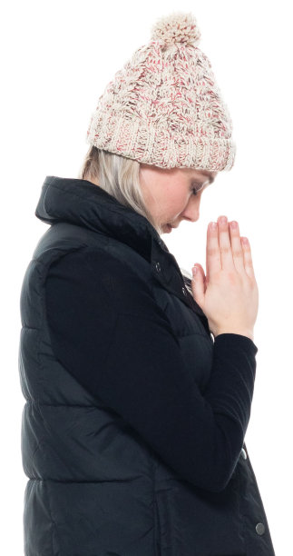 白人女性无袖站着穿马甲图片下载