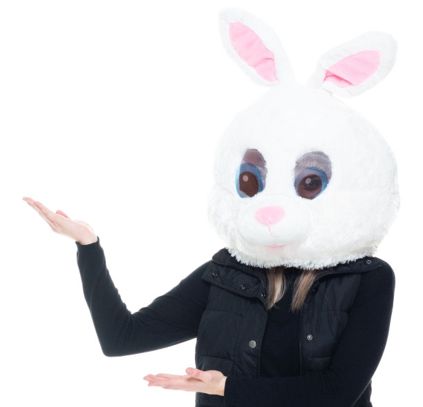 白人女主持人穿着服装站着图片下载