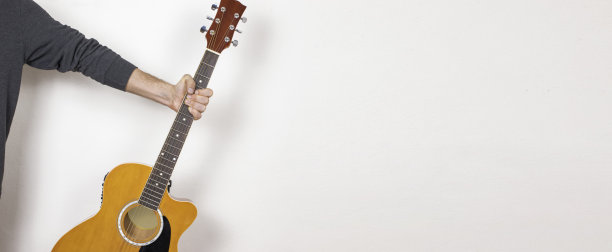 吉他演奏者手或音乐家手原声吉他，孤立的背景图片下载