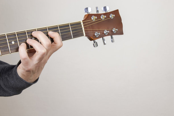 吉他手或音乐家手在爵士和弦上的原声吉他，孤立的背景图片下载