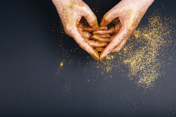 女性的手呈心形图片下载