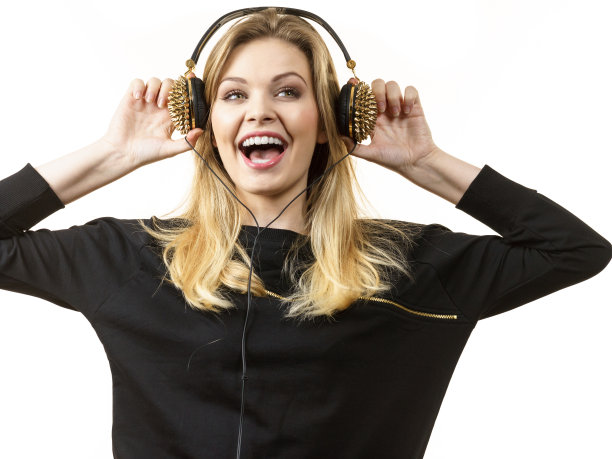 少女戴耳机图片下载