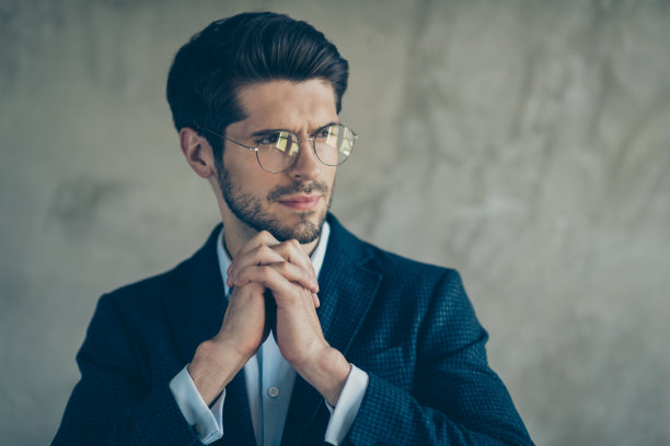 头像侧面照片，有思想的富有富有的商人看copyspace梦想的职业穿着现代装孤立的灰色背景图片下载