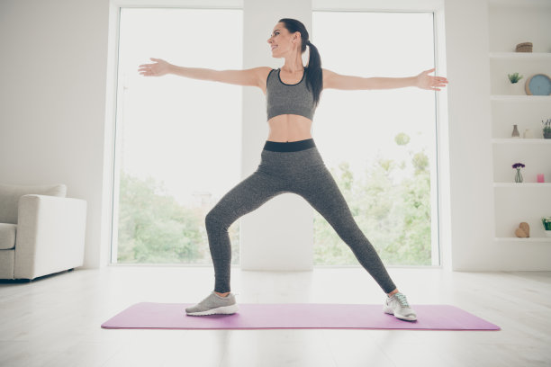 丰满的身体尺寸照片开朗积极漂亮漂亮可爱美丽的女朋友微笑露齿穿鞋运动鞋在室内地毯上图片下载