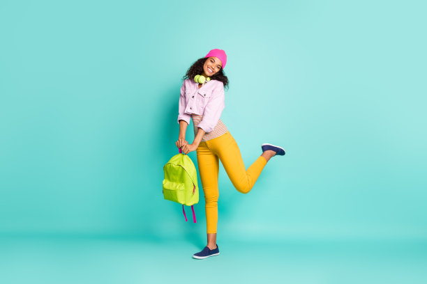 全身大小的照片休闲正面可爱可爱漂亮迷人的漂亮女朋友穿着黄色裤子条纹t恤帽子头饰背包孤立明亮的颜色蓝绿色背景图片下载