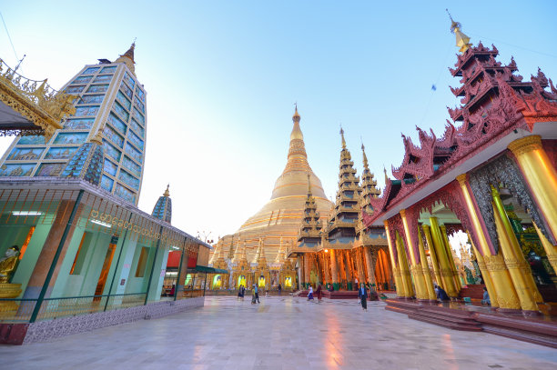 著名的大金塔(佛塔)带着游客、游客和当地人漫步在金塔周围图片下载