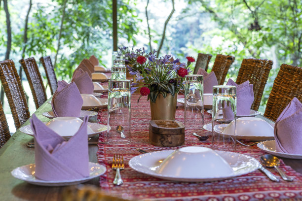 空餐厅露台上的桌子和藤椅。非洲坦桑尼亚图片下载