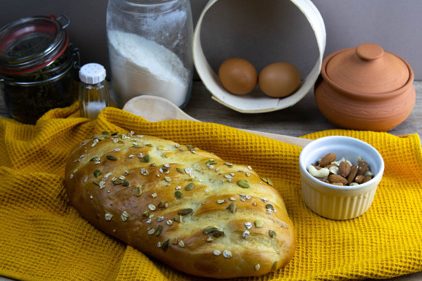 面包和鸡蛋、面粉、种子和坚果放在木桌上的概念照片图片下载