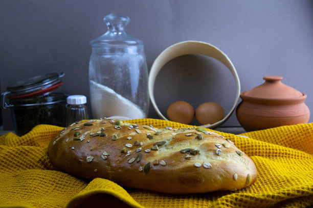 面包和鸡蛋、面粉、种子和坚果放在木桌上的概念照片图片下载