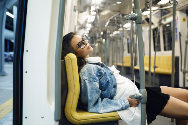 美丽的模特在地铁车厢摆姿势图片下载