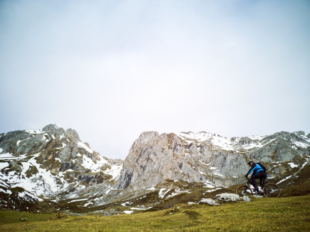 骑山地车的男人图片下载