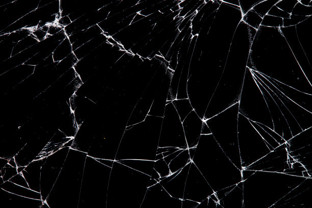 破碎的玻璃孤立在黑色背景上。图片下载