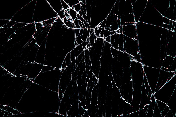 破碎的玻璃孤立在黑色背景上。图片下载