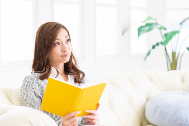 读一本书的亚洲女人图片下载