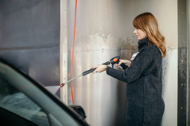 孕妇洗车在自助洗车图片下载