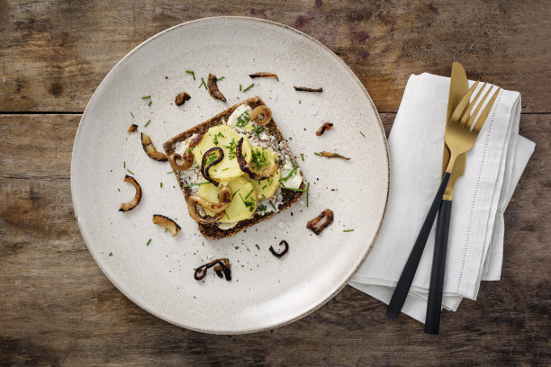 经典丹麦Smorrebrod马铃薯三明治俯视图。图片下载