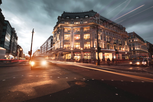 黄昏时分的牛津广场，伦敦最繁忙的交通十字路口图片下载