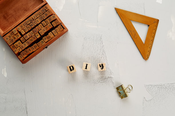 用工具在背景上DIY字母图片下载