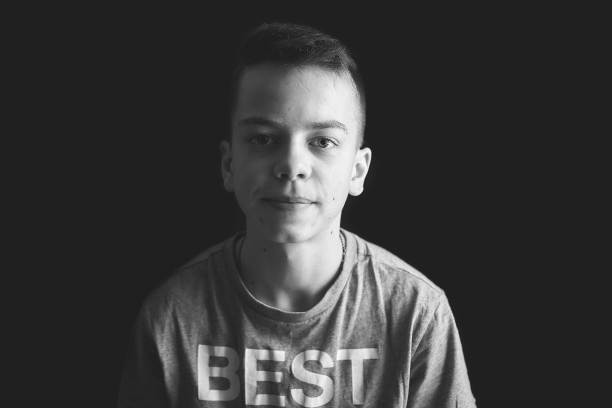 黑白肖像的青少年在一个黑色背景的t恤上的题词最好图片下载