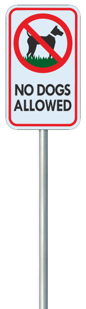 严禁犬只文字警示牌，隔离大型详细禁止标志宏观特写，垂直金属监管告示板，红色框架，金属杆子柱图片下载