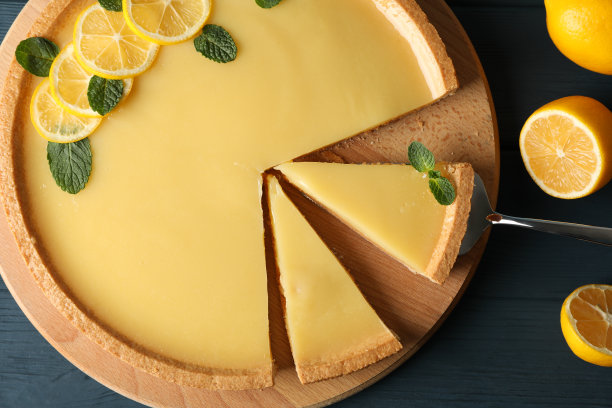 在木制背景上用柠檬馅饼组成，俯视图图片下载