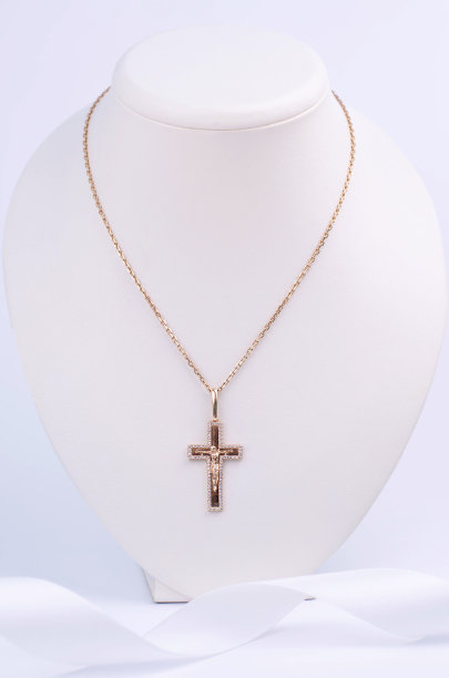 有十字形垂饰的妇女首饰链。图片下载