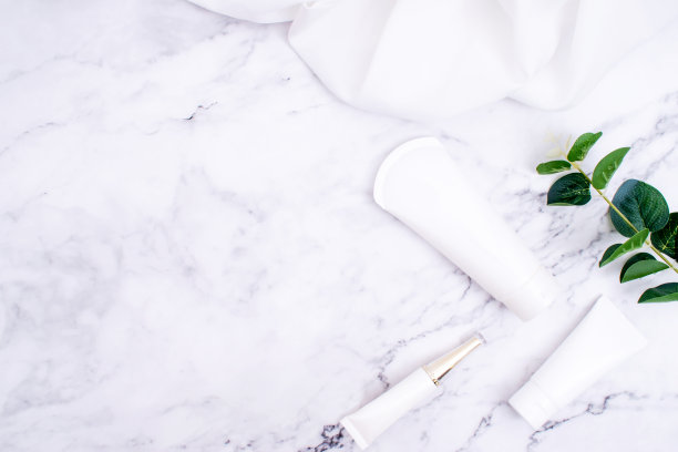 在大理石图案背景上的护肤霜的俯视图。图片下载