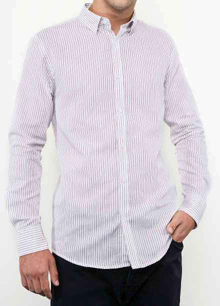 英俊和自信的年轻人穿着衬衫，而站在白色的背景。图片下载