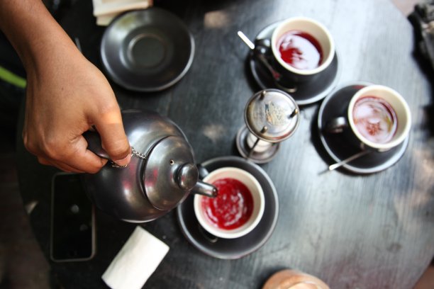 咖啡和古董壶，在餐厅喝咖啡，早餐喝咖啡和茶。图片下载