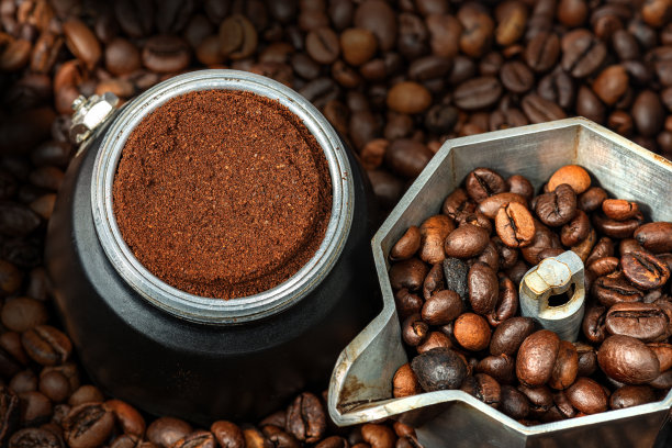 意大利咖啡机与磨碎的咖啡在过滤器图片下载