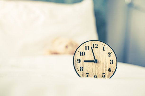 床上的钟表和卧室里的玩具娃娃图片下载