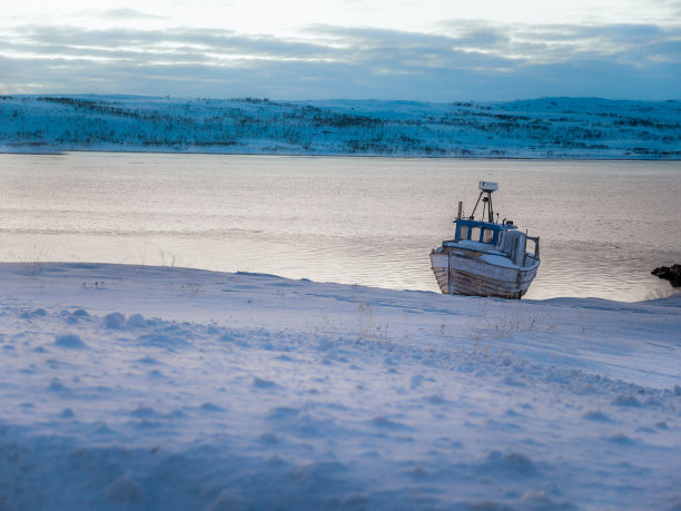 挪威北极地区的渔船图片下载