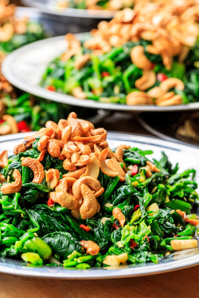 美味的菠菜凉菜，配料是辣椒和蒜与腰果。图片下载