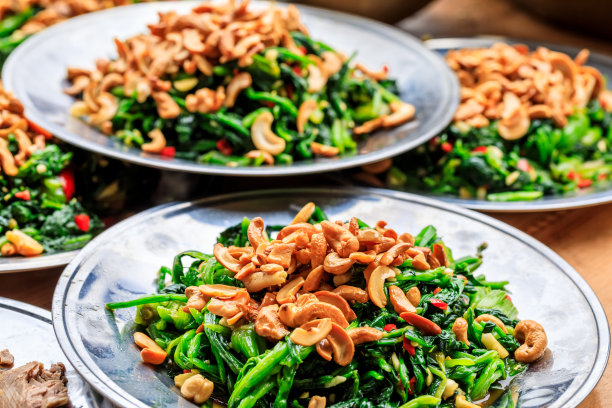 美味的菠菜凉菜，配料是辣椒和蒜与腰果。图片下载