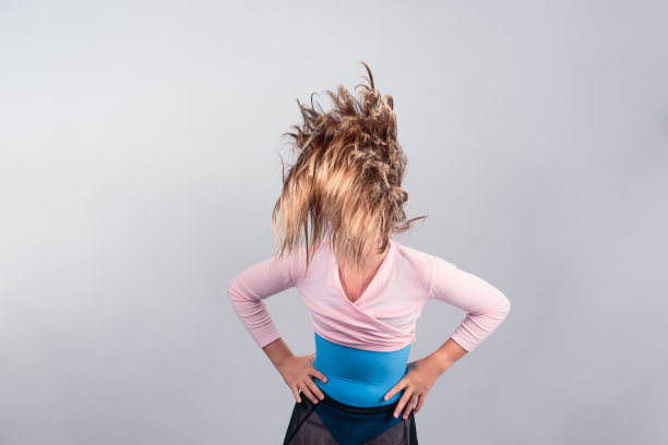 十几岁的女孩在摇摆她的头发图片下载