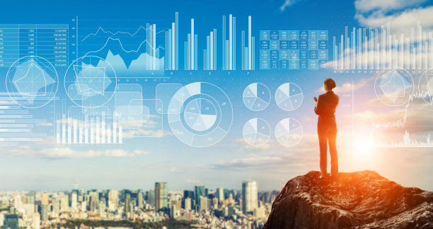 商人站在山顶。经营理念的战略。图片下载