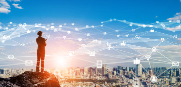 工程师站在山顶上。通信网络的概念。素材图片